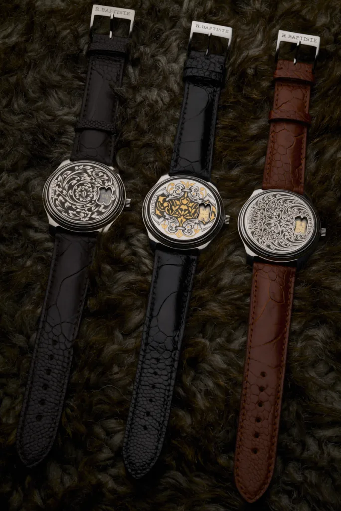 Gros plan sur une main tenant une montre-bracelet de luxe RBaptiste. Le cadran est unique, orné de motifs ornementaux symétriques et fluides, ressemblant à des lignes sculptées en mouvement, créant un effet de profondeur. La montre est en métal brossé et poli avec un bracelet à maillons. Arrière-plan flou d'écrin en cuir.
