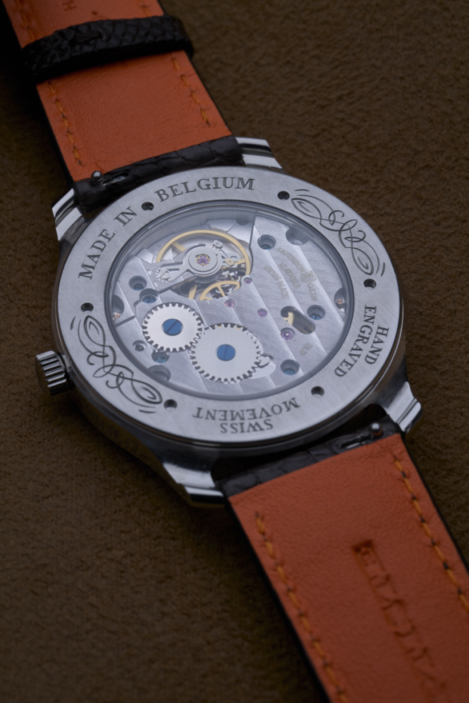 Fond de boîte ouvert de la montre Léopold révélant le mouvement horloger top finition