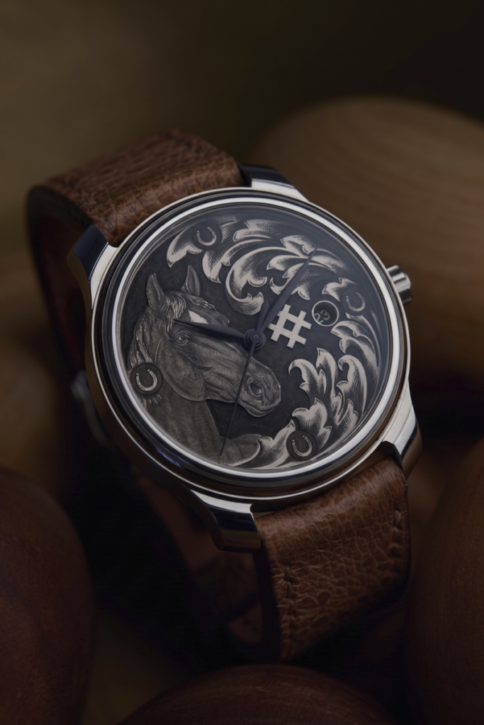 Zoom sur la montre Marquis RBaptiste arborant une tête de cheval finement gravée sur un cadran noir texturé.